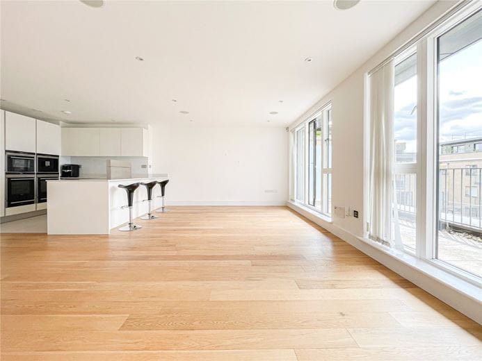 3 bedroom flat, Keynes House, Kingsley Walk CB5