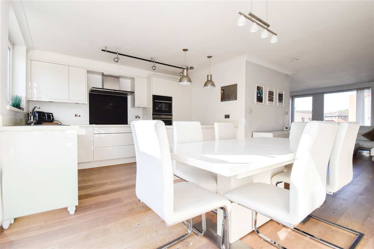 2 bedroom flat, Mayfair Court, Milton Road CB4 - Let Agreed