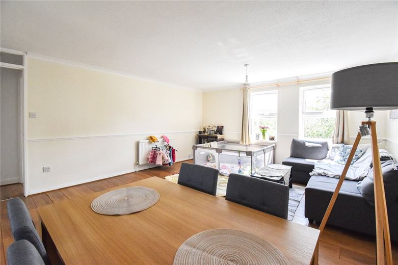 2 bedroom flat, Roman Courts, Cambridge CB4 - Let Agreed
