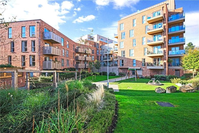 2 bedroom flat, Scholars Court, Harrison Drive CB2 - Available