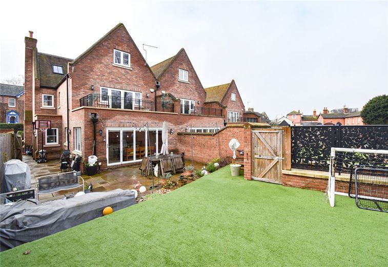 4 bedroom house, Constable Place, East Street CB10 - Available