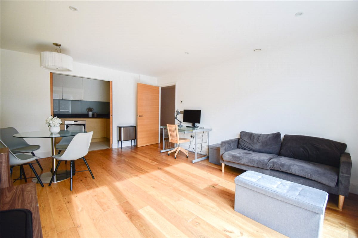 2 bedroom flat, Keynes House, Kingsley Walk CB5 - Let Agreed