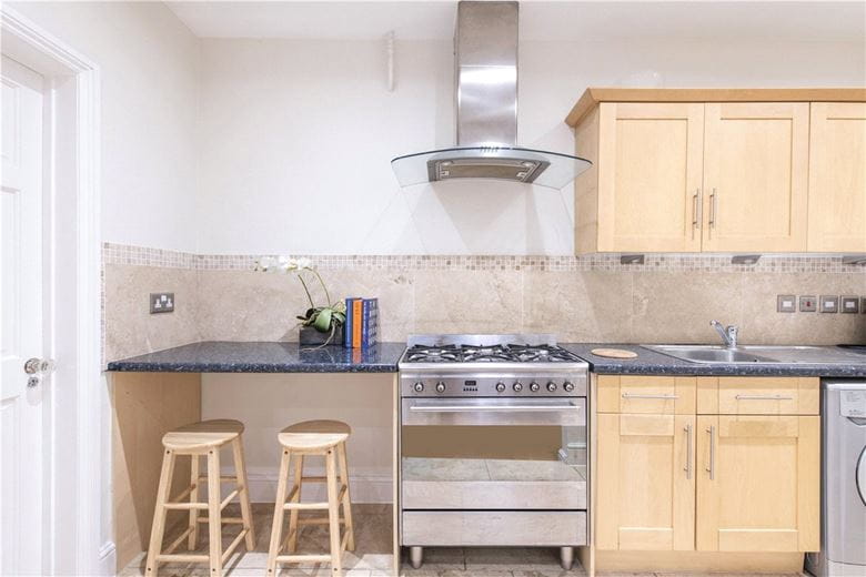 2 bedroom flat, Cromwell Road, Earls Court SW5 - Available