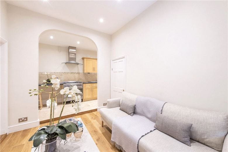 2 bedroom flat, Cromwell Road, Earls Court SW5 - Available