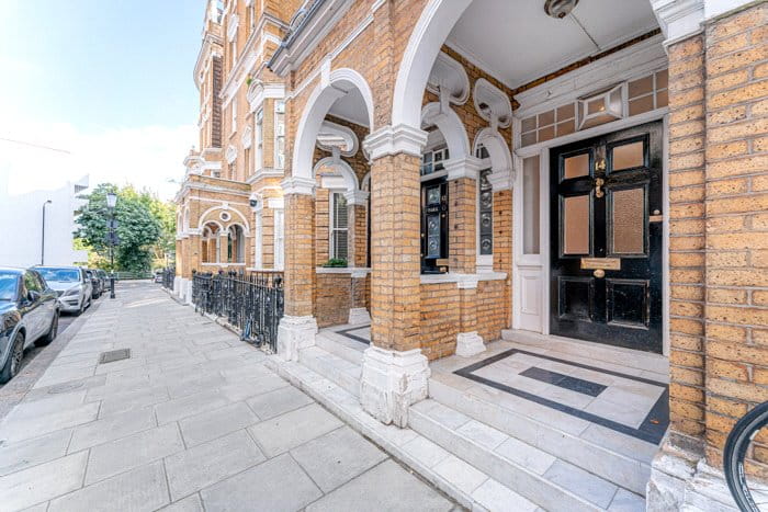 1 bedroom flat, Airlie Gardens, Kensington W8 - Available