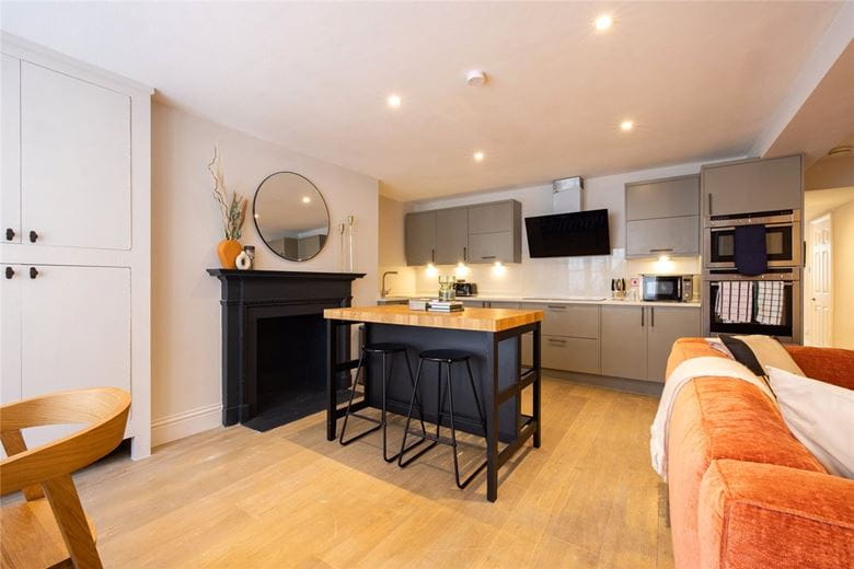 2 bedroom flat, Gloucester Mews, London W2 - Available