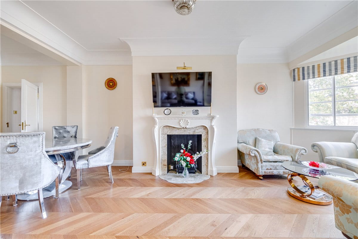 3 bedroom flat, Hyde Park Place, London W2 - Available