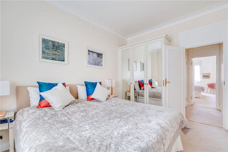 3 bedroom flat, Hyde Park Place, London W2 - Available