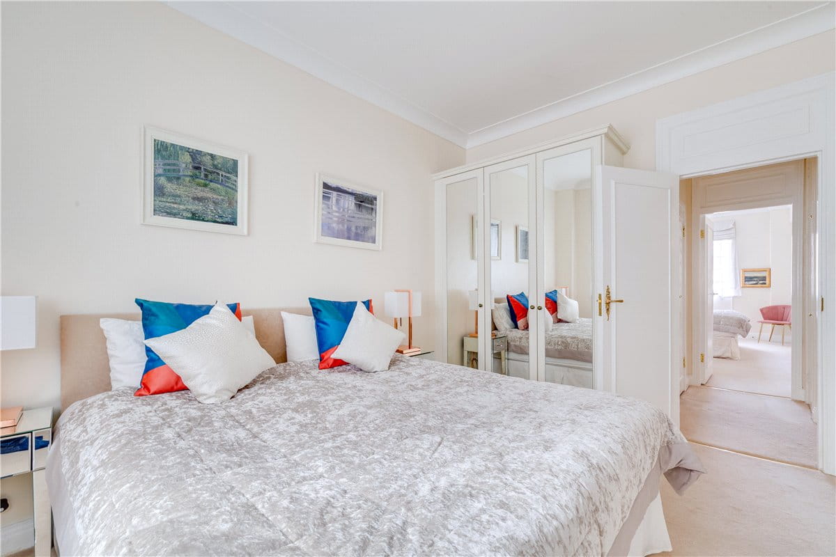 3 bedroom flat, Hyde Park Place, London W2 - Available
