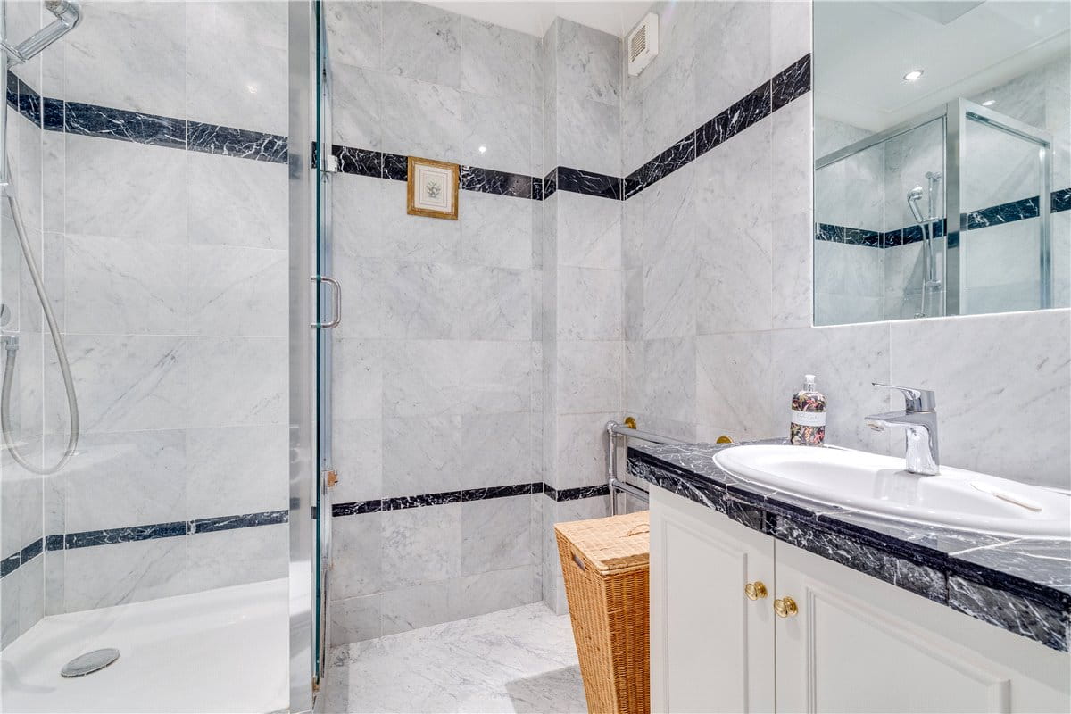 3 bedroom flat, Hyde Park Place, London W2 - Available