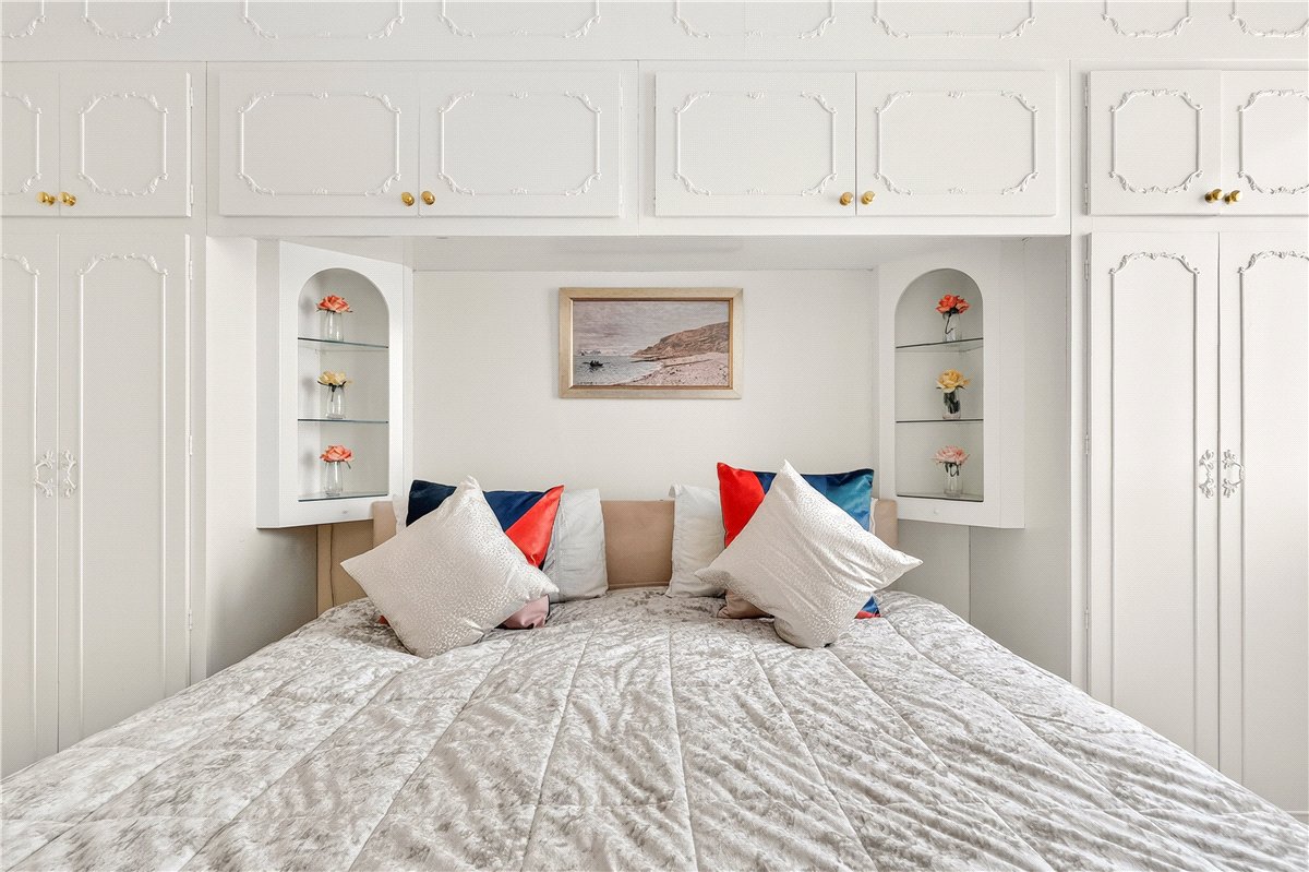 3 bedroom flat, Hyde Park Place, London W2 - Available