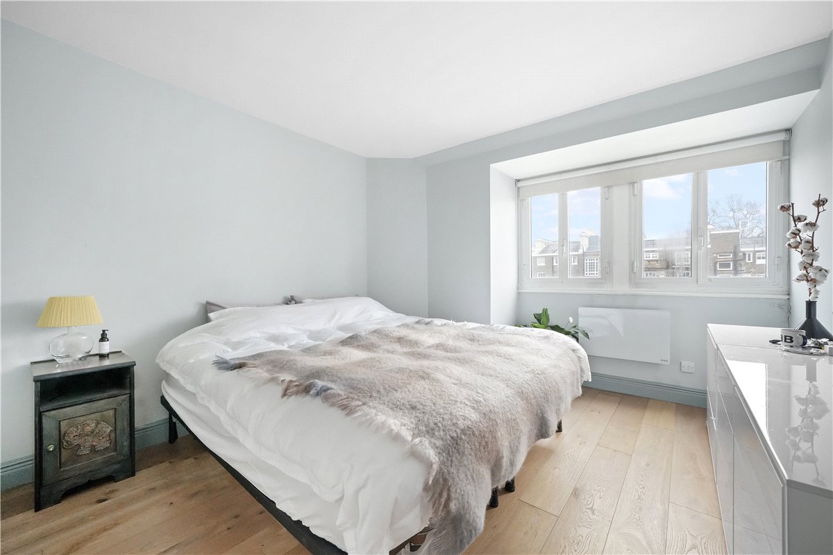 2 bedroom flat, Ennismore Gardens, London SW7 - Available