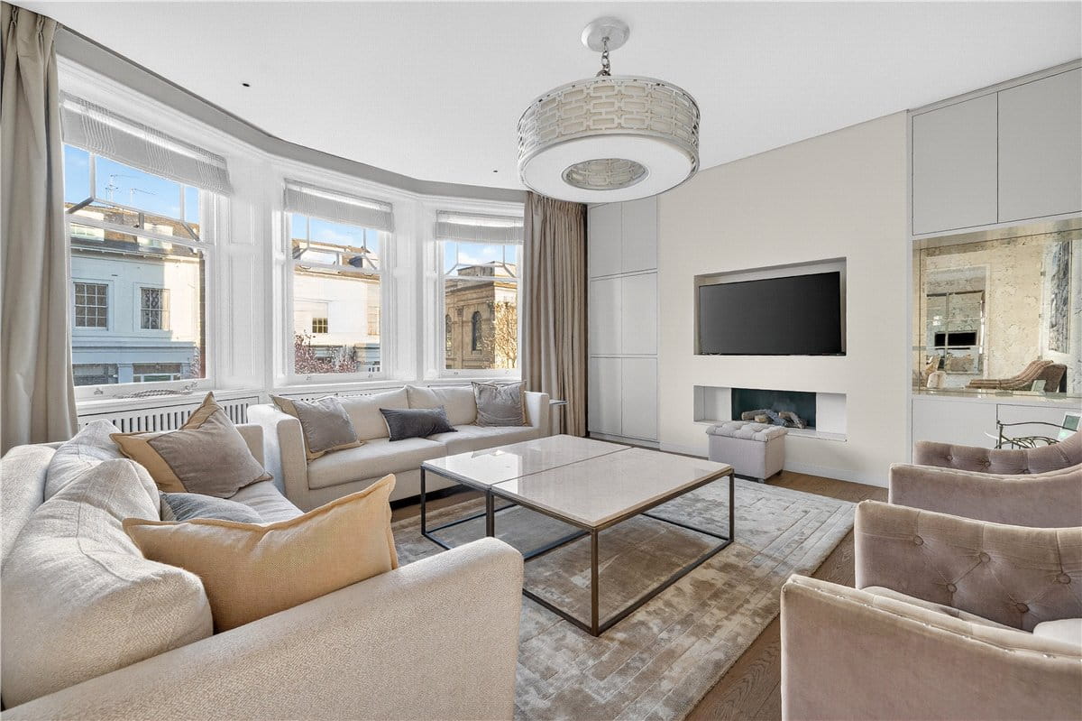 4 bedroom flat, Wynnstay Gardens, Kensington W8 - Available