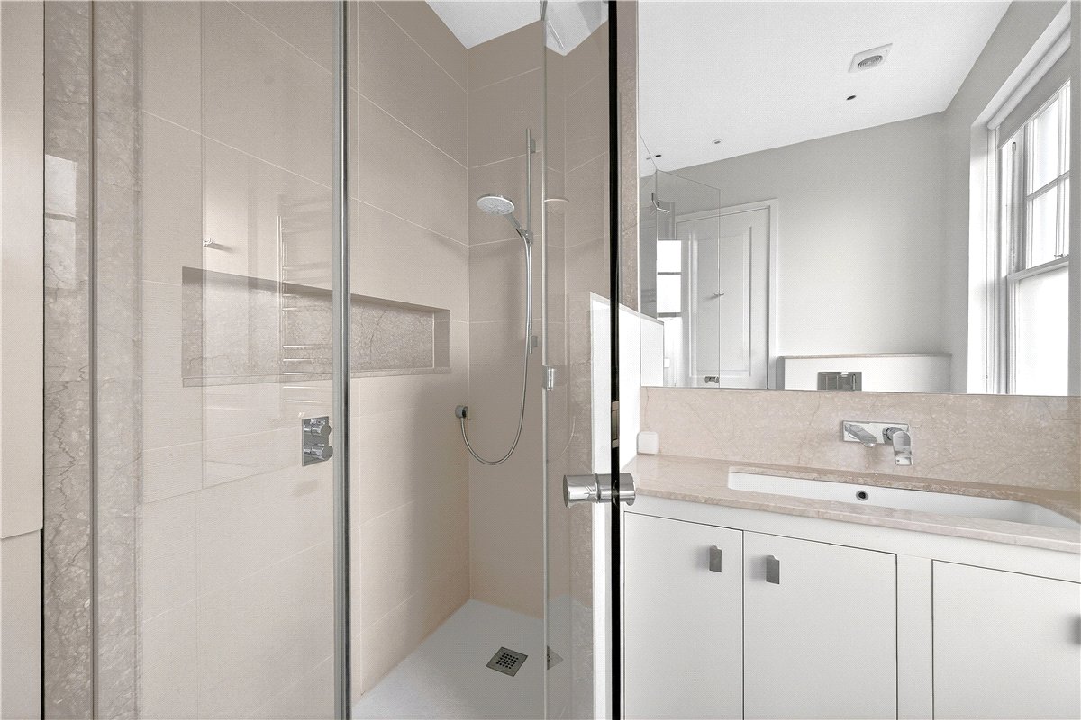 4 bedroom flat, Wynnstay Gardens, Kensington W8 - Available