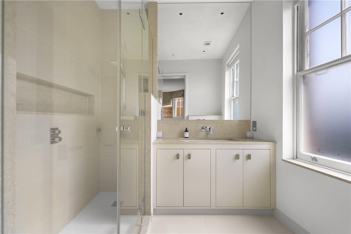 4 bedroom flat, Wynnstay Gardens, Kensington W8 - Available