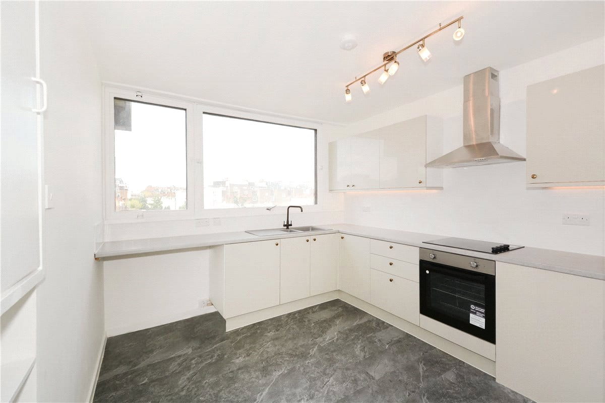 3 bedroom flat, Tachbrook Street, Pimlico SW1V - Available