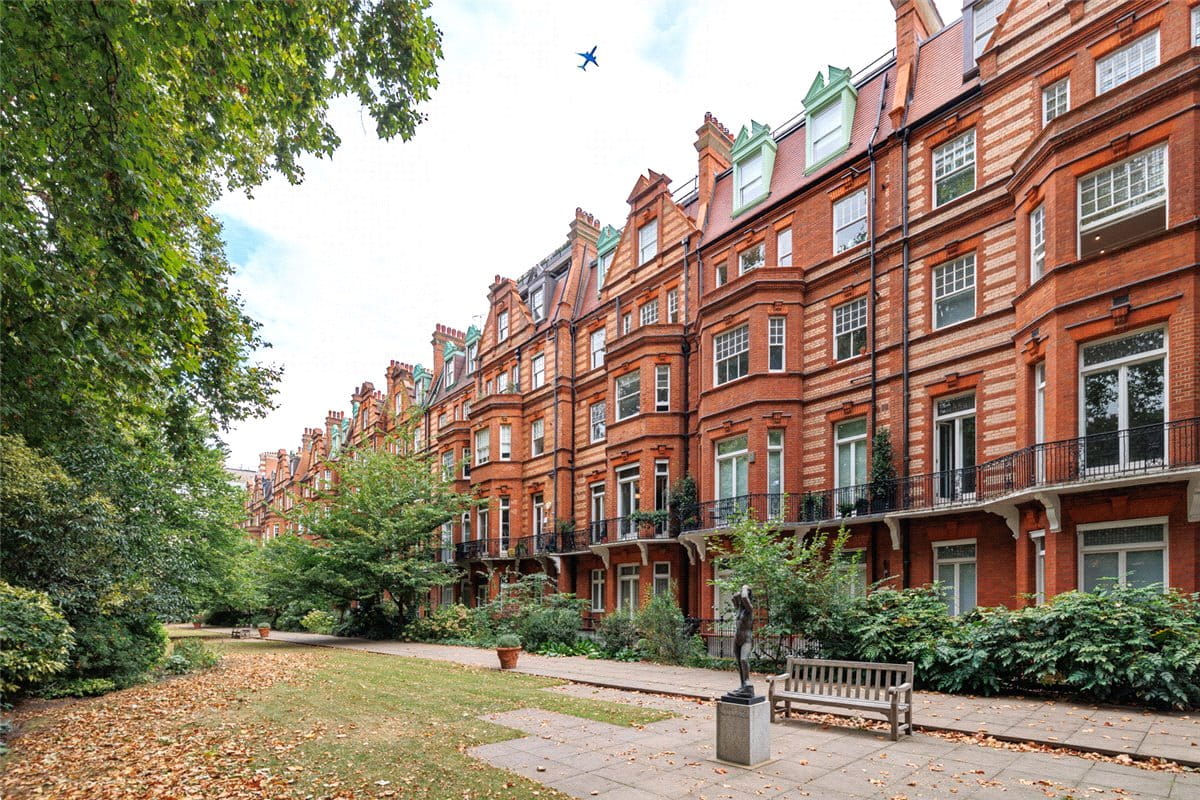 1 bedroom flat, Sloane Gardens, Chelsea SW1W - Available