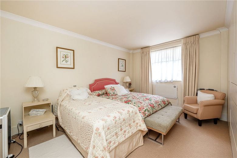 3 bedroom flat, Hans Place, Chelsea SW1X - Available