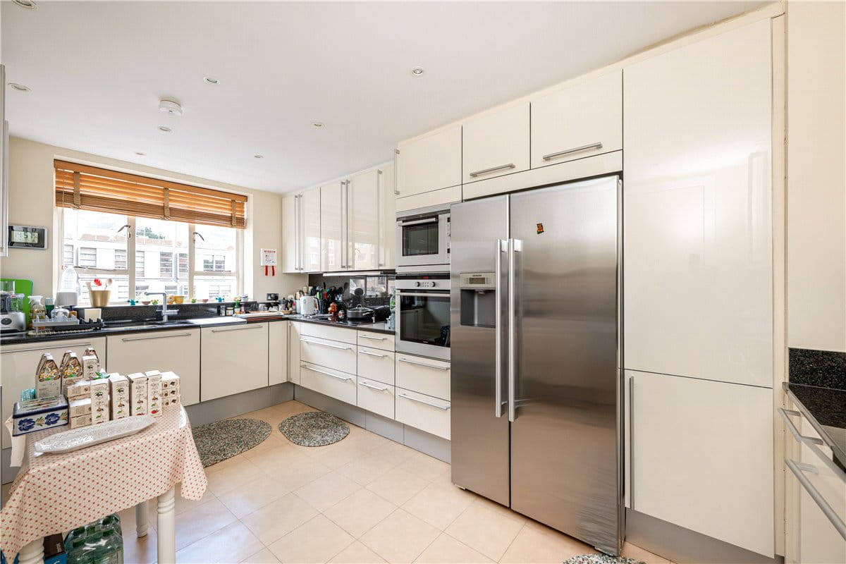 3 bedroom flat, Hans Place, Chelsea SW1X - Available