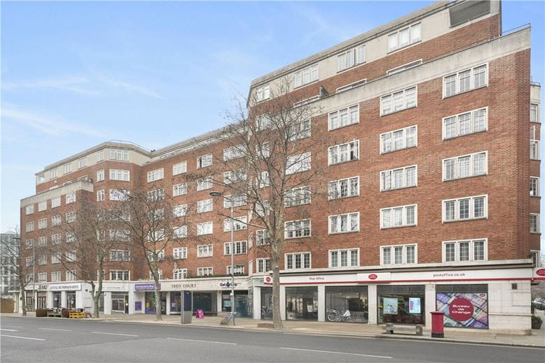1 bedroom flat, Kensington High Street, London W8 - Available