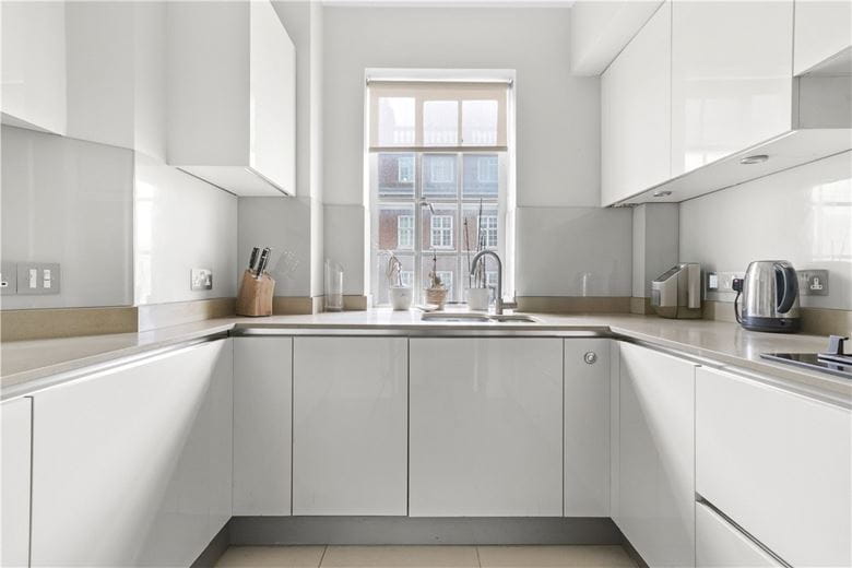 1 bedroom flat, Kensington High Street, London W8 - Available