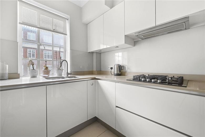 1 bedroom flat, Kensington High Street, London W8 - Available