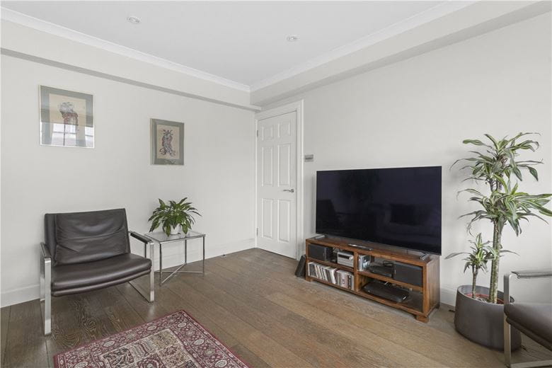 1 bedroom flat, Kensington High Street, London W8 - Available