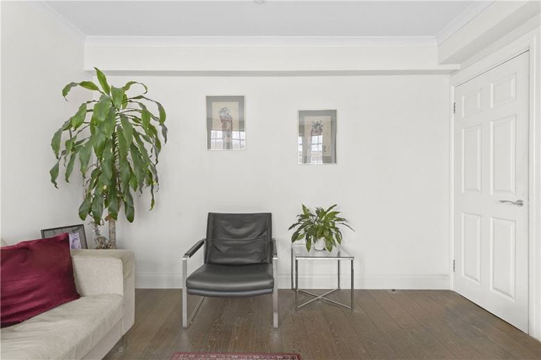 1 bedroom flat, Kensington High Street, London W8 - Available