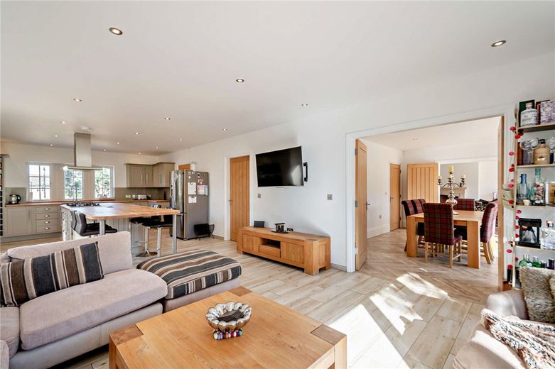 5 bedroom house, Main Street, Ledston WF10 - Available