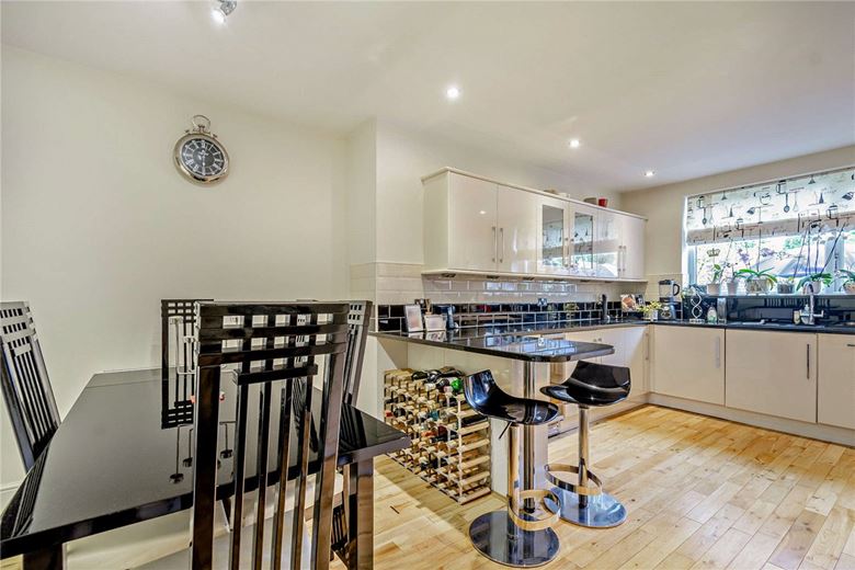 3 bedroom flat, St James Court, 29A Wheatlands Road East HG2 - Sold STC
