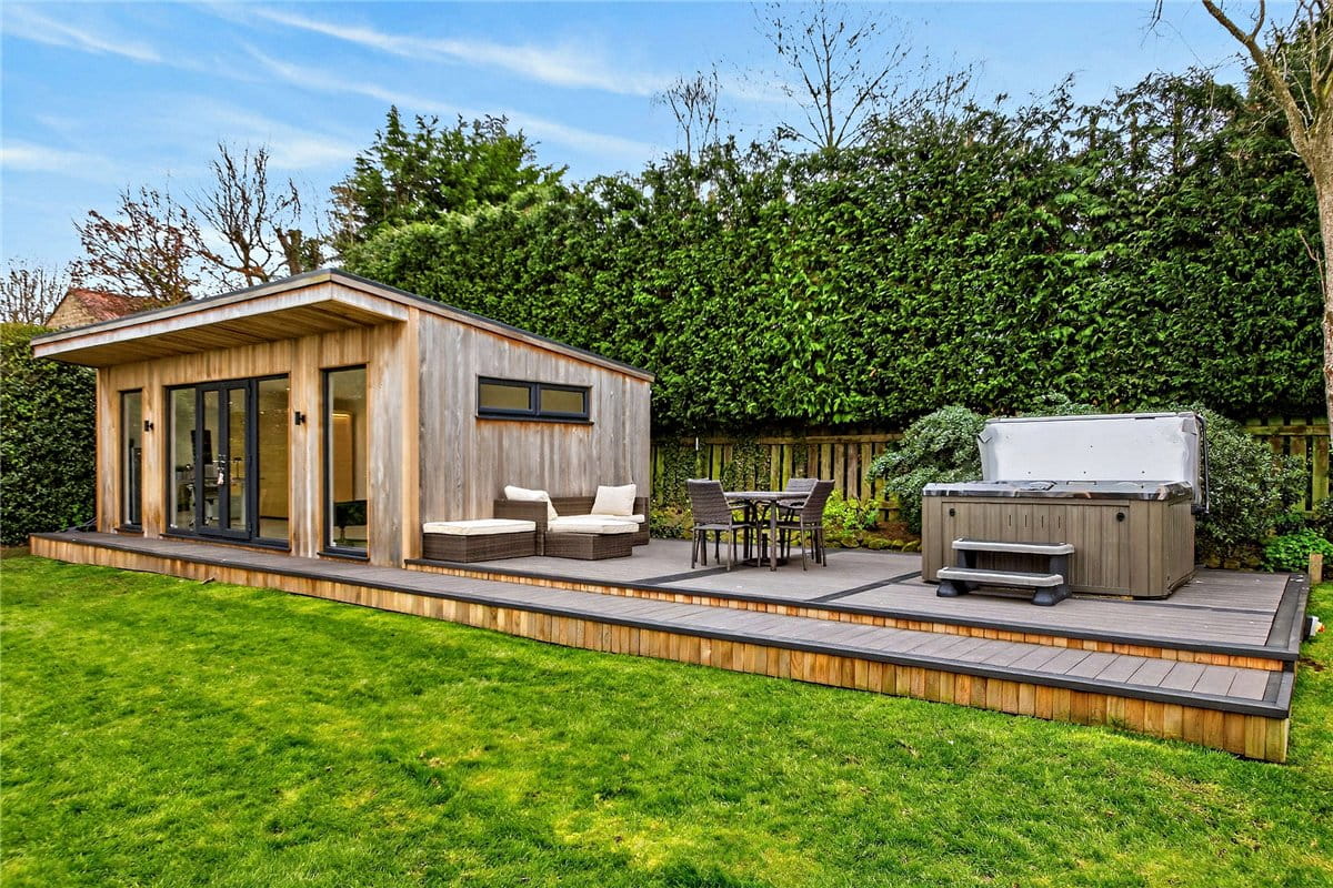 5 bedroom house, Maple Gardens, Bardsey LS17 - Available