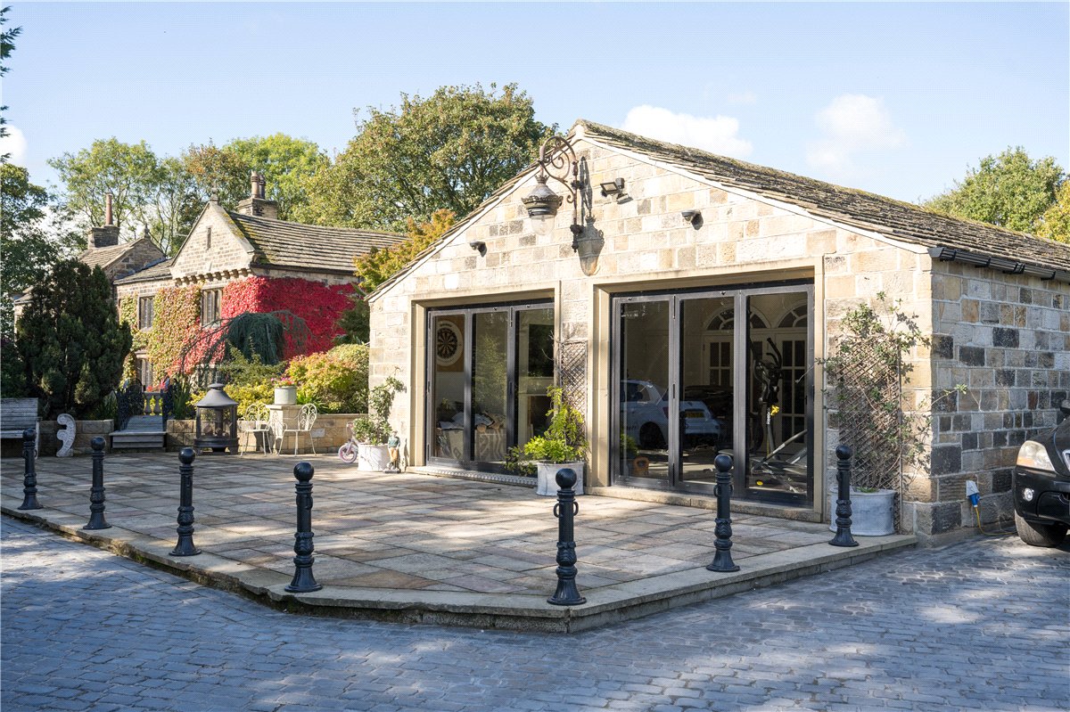 4 bedroom house, Manor House, Keeper Lane BD4 - Available