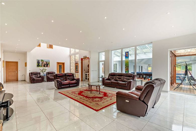 8 bedroom house, Cragtops, Pinfold Lane WF8 - Available