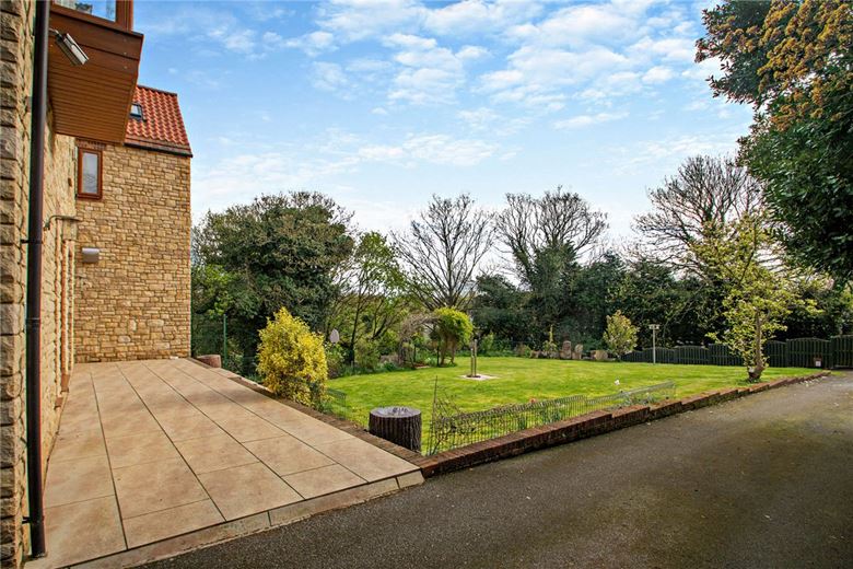 8 bedroom house, Cragtops, Pinfold Lane WF8 - Available