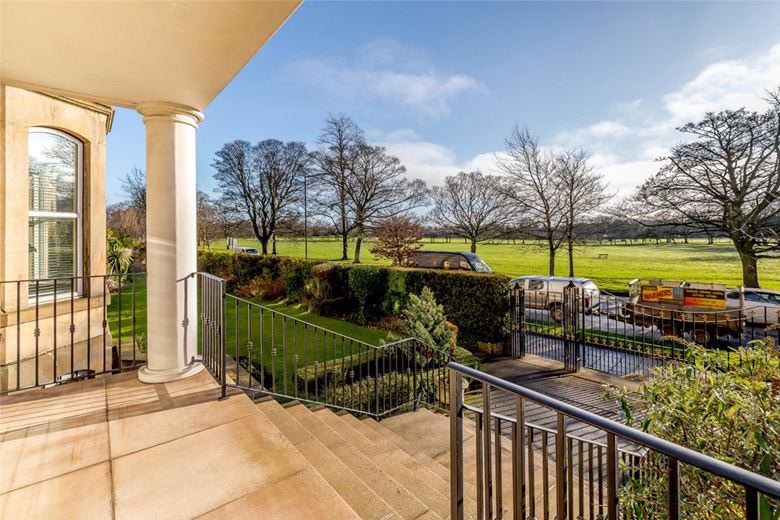 Flat to rent in Prince of Wales Mansions, Stuart Court, HG1 Harrogate