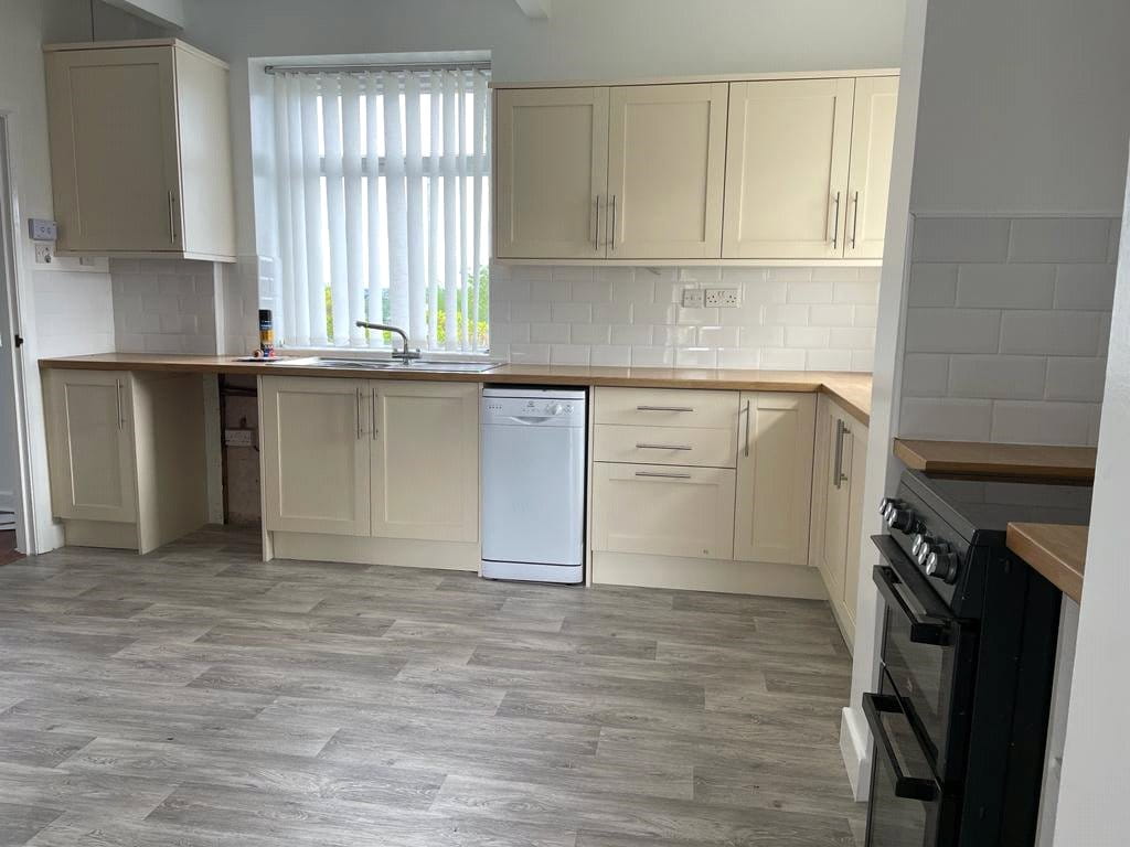 2 bedroom cottage, Kirkgate, Hanging Heaton WF17