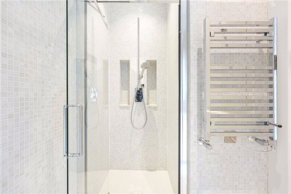 4 bedroom flat, Wynnstay Gardens, Kensington W8 - Available