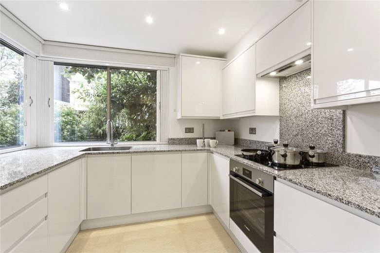 3 bedroom flat, Campden Hill Road, Kensington W8 - Available
