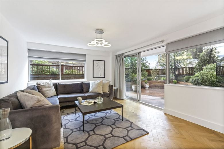 3 bedroom flat, Campden Hill Road, Kensington W8 - Available