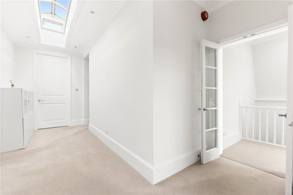 3 bedroom flat, Addison Road, Holland Park W14 - Available