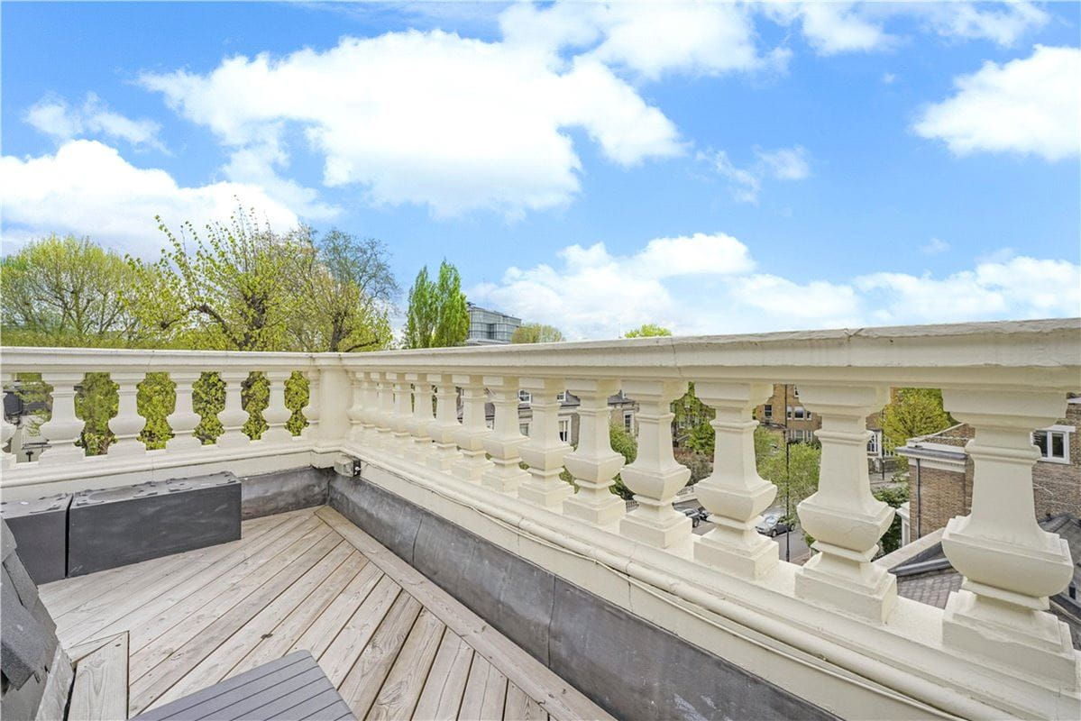 3 bedroom flat, Addison Road, Holland Park W14 - Available