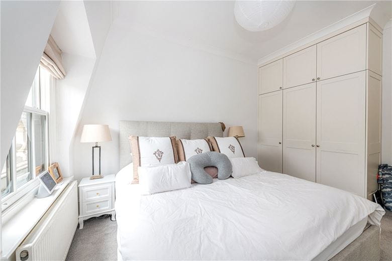 3 bedroom flat, Addison Road, Holland Park W14 - Available