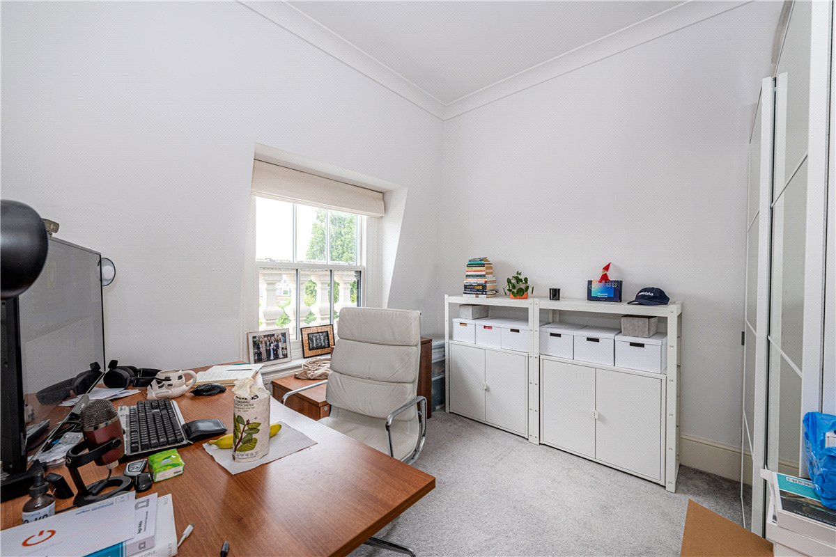 3 bedroom flat, Addison Road, Holland Park W14 - Available