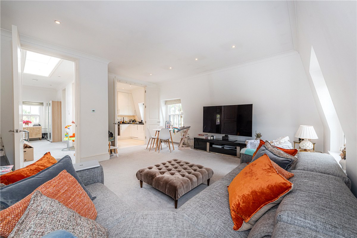 3 bedroom flat, Addison Road, Holland Park W14 - Available