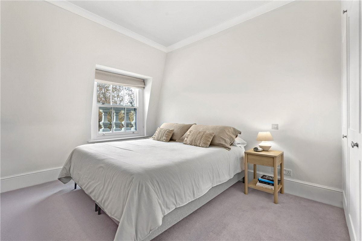 3 bedroom flat, Addison Road, Holland Park W14 - Available