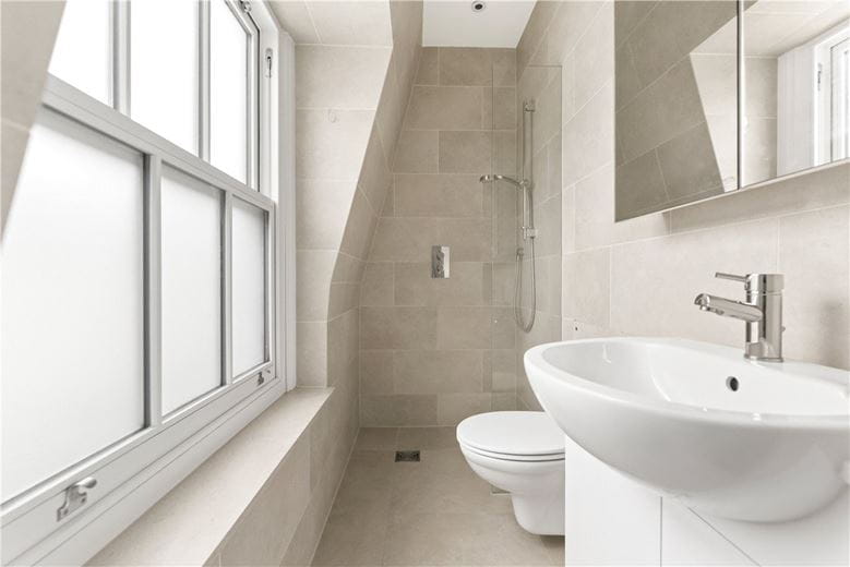 3 bedroom flat, Addison Road, Holland Park W14 - Available