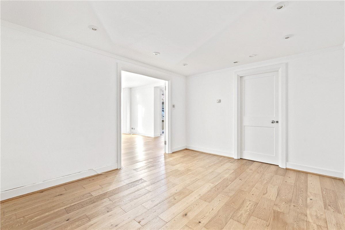 3 bedroom flat, Porchester Gate, Bayswater Road W2 - Available