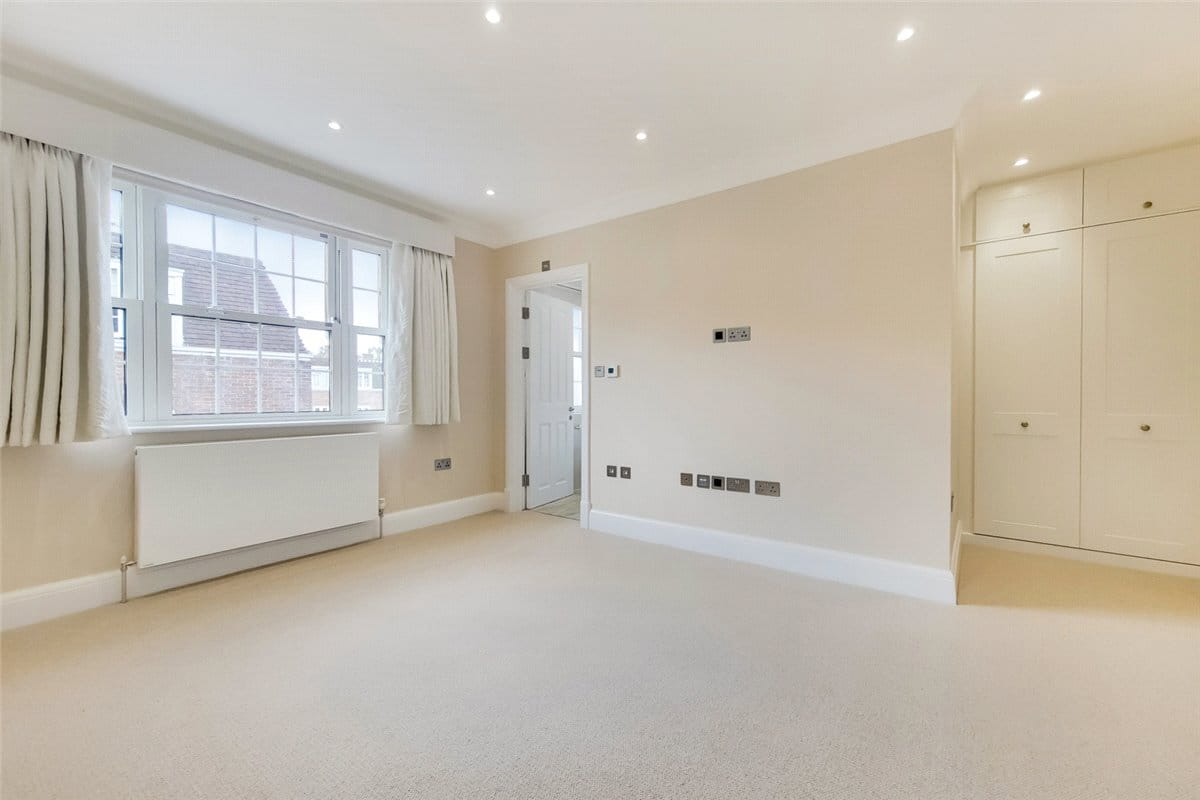 3 bedroom house, Abbotsbury Road, Holland Park W14 - Available