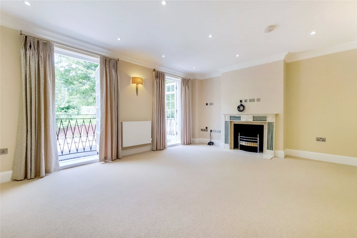 3 bedroom house, Abbotsbury Road, Holland Park W14 - Available