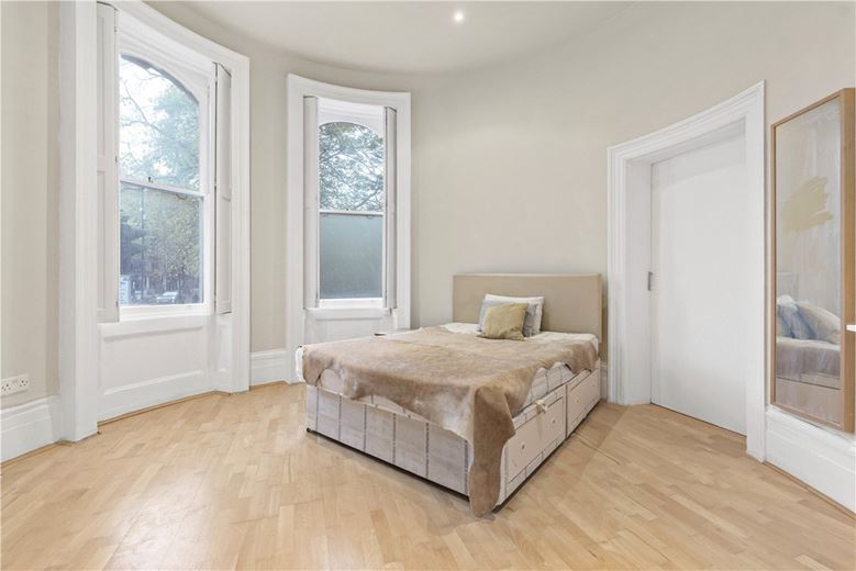 1 bedroom flat, Royal Crescent, Holland Park W11 - Available